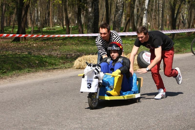 Studentų festivalis startavo riedžių lenktynėmis