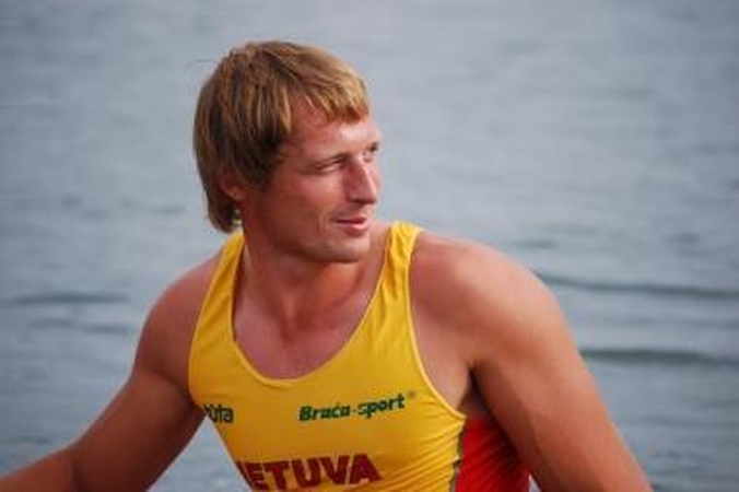 Irkluodamas į finišą M.Griškonis vos neiškrito iš valties