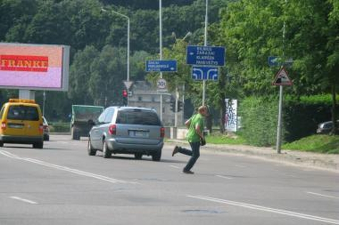 Pėstieji Birštono gatve eina kur nori ir kaip nori