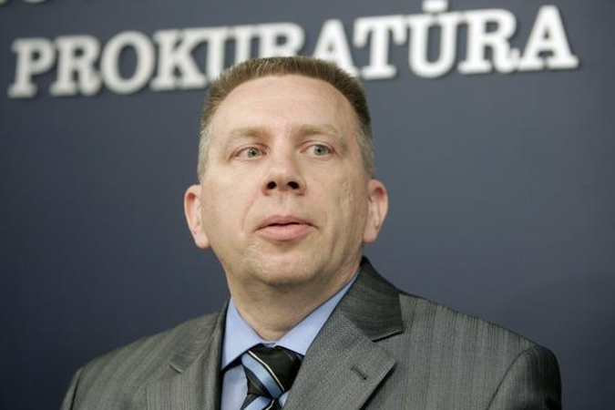 Generalinis prokuroras D.Valys prekiavo akcijomis