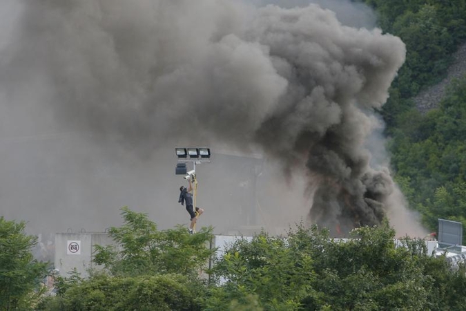 Kosove ardant kelių užtvaras nukentėjo aštuoni NATO kariai