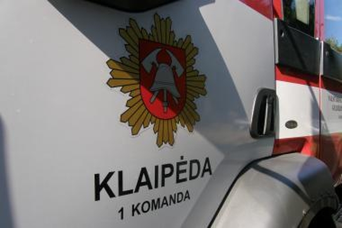 Nemuno gatvėje vėl liepsnojo apleistas pastatas