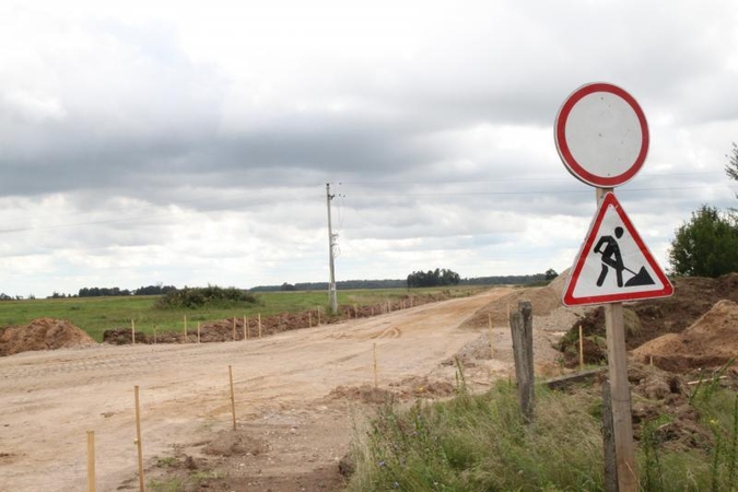 Tiesiamas kelias į Vainatrakio kapines, kurių nėra