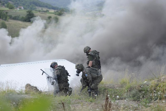 Kosovo šiaurėje serbų jaunuoliai sudegino pasienio kontrolės postą