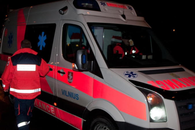 Vilniuje rastas negyvas, kaip įtariama iš 12-to aukšto iššokęs, vyras