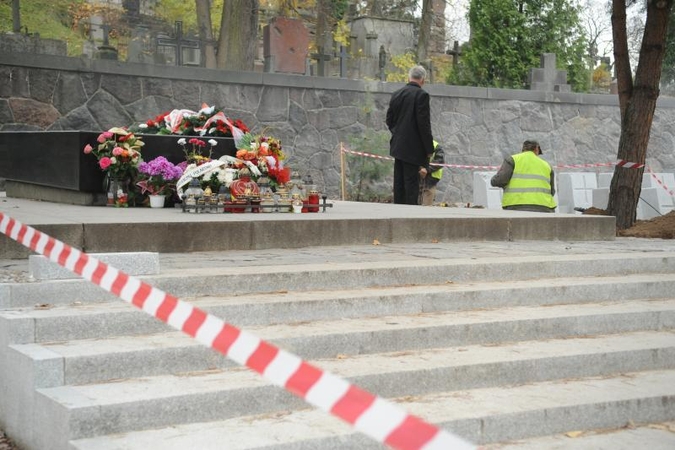 5 jaunuoliams pareikšti įtarimai dėl J. Pilsudskio kapo išniekinimo