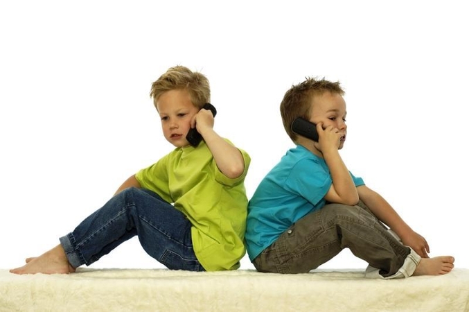 ES svarsto uždrausti mobiliuosius telefonus mokyklose