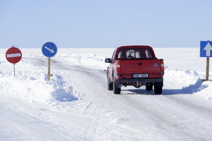Estijoje salų gyventojai važinėja ledo keliais
