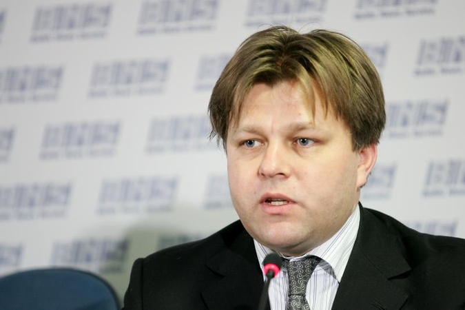M.Adomėnas pareikalavo nusišalinti šešis KT teisėjus
