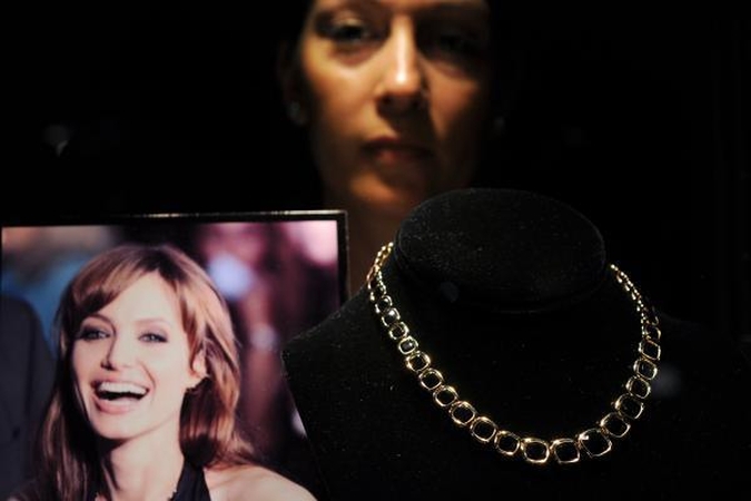 Angelina Jolie pristatė juvelyrikos dirbinių kolekciją 