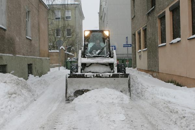 Sniegas valytojams neįveikiamas, klaipėdiečius žadama „apginkluoti“ kastuvais