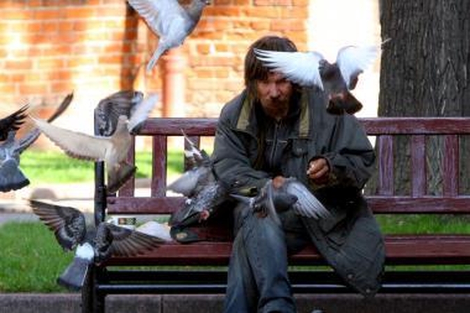Žmogžudystėmis įtariami benamiai vieną auką užkasė darže (papildyta)