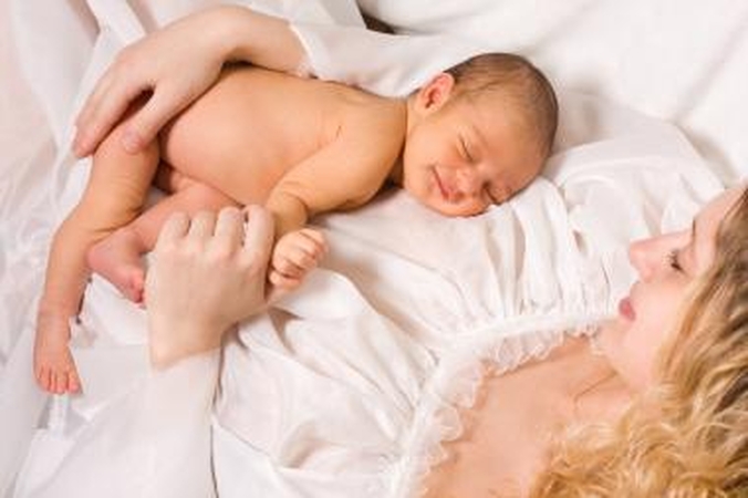 Dirbtinai pašalpas pasididinusioms motinoms leis išvengti belangės?