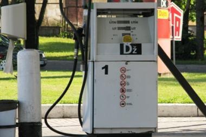 Benzinas ir dujos brango, dyzelinas pigo dėl sumažinto akcizo 