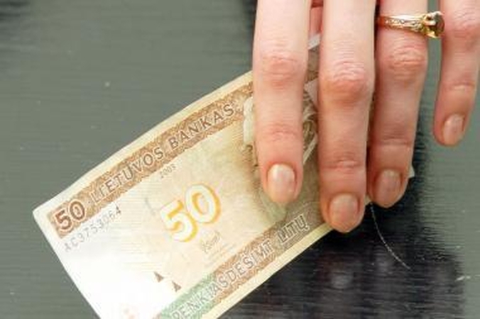 Telšiuose plėšikas pardavėją mušė betono trinkele