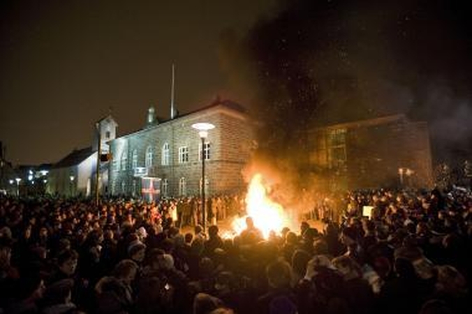 Protestuotojai užpuolė Islandijos premjerą