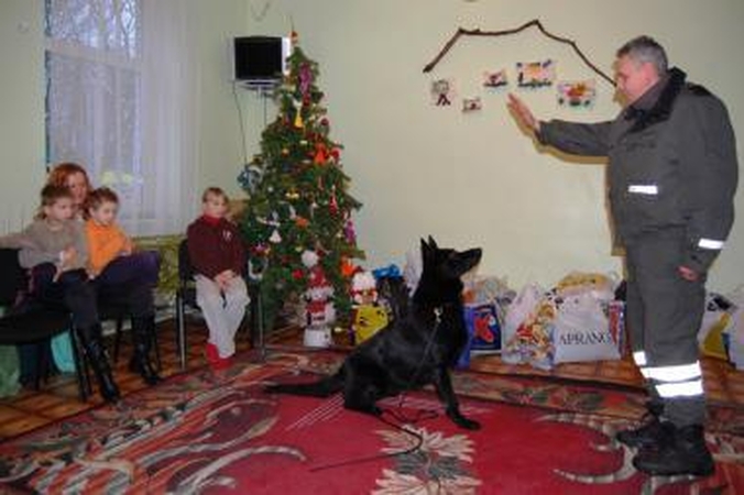 Muitininkų dovanos pradžiugino globos namų auklėtinius