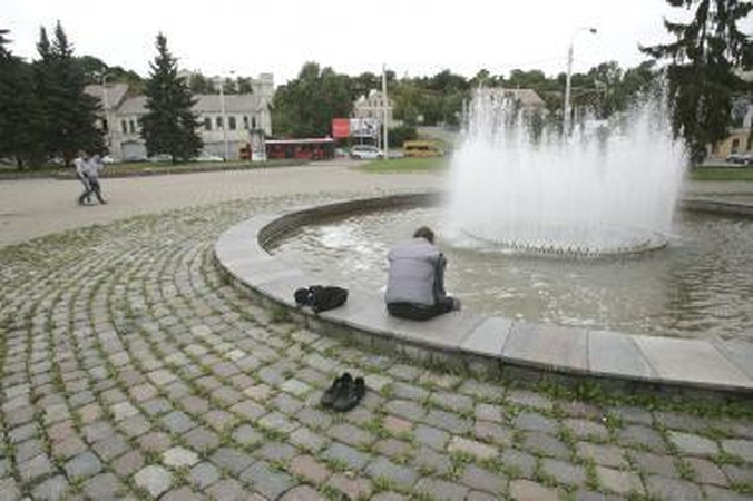 Kodėl prie fontano nėra suoliukų?