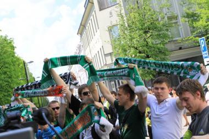 Prie „Ūkio banko“ pastato "Žalgirio" sirgaliai skandavo “Bu-ra-ti-no“ (papildyta)