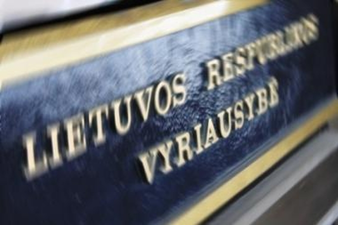 Vyriausybė siūlo kol kas nesvarstyti Konstitucijos pataisų dėl teismo tarėjų įteisinimo
