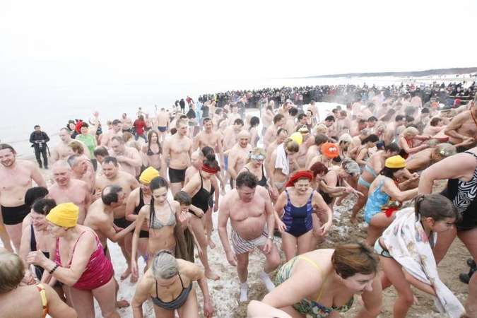 Ruonių maudynėse Palangoje – ir veteranai, ir naujokai