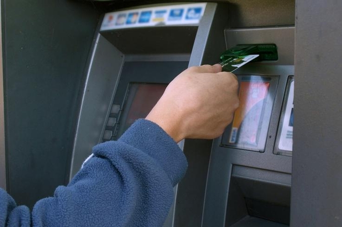 Bankomatus sprogdinęs kaunietis kalės pusšeštų metų