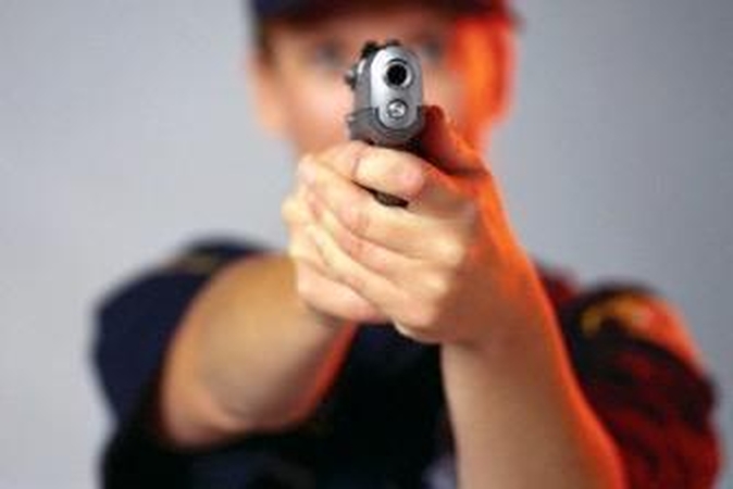 Kauno policininkui grasinta ginklu