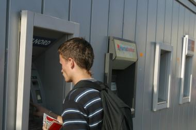 Daugėja svetimomis kortelėmis atsiskaitančių sukčių