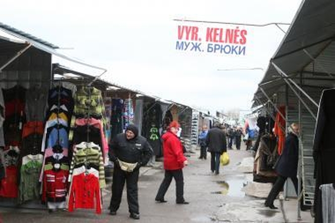 Netikri „naikai“ ir „pumos“ – uostamiesčio turgavietėje