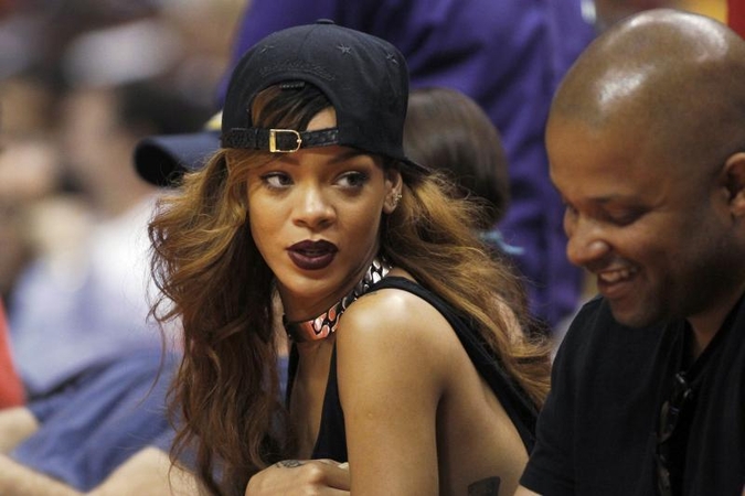 Su smurtaujančiu vaikinu susitaikiusi Rihanna laukiasi? 