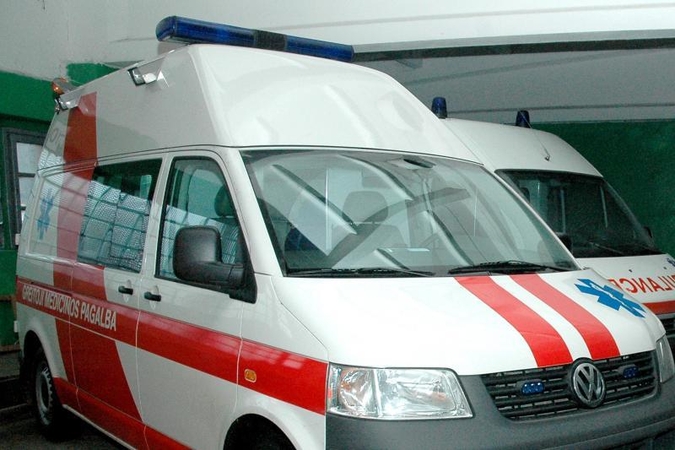 Mirtinai girta 66 metų moteris peiliu dūrė sutuoktiniui į krūtinę 
