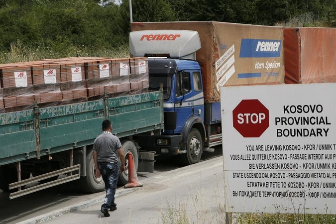 NATO mėgina mažinti įtampą Kosovo ir Serbijos pasienyje