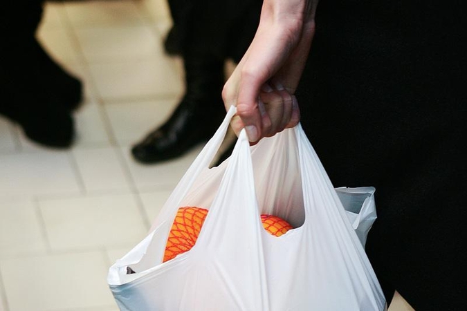 Kova su įpročiais: plastikinių maišelių draudimas kelia sumaištį