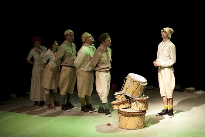 Keistuolių teatras skelbia grybų karą ir taiką