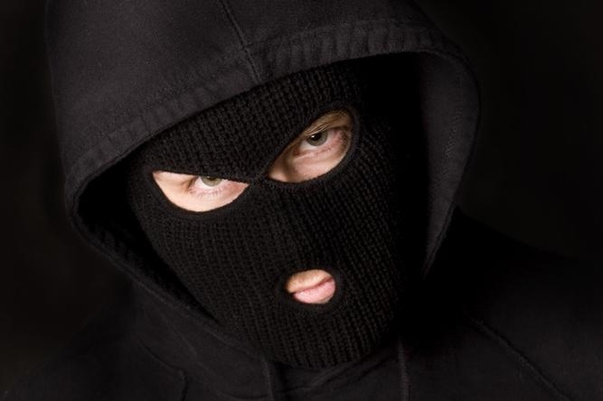 Plėšikas pardavėjai į veidą metė stiklainį ir pagrobė kasos aparatą