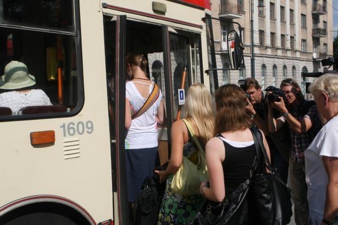 Viešojo transporto vairuotojai: keleiviams įlipimo pro priekines duris tvarka nepatinka