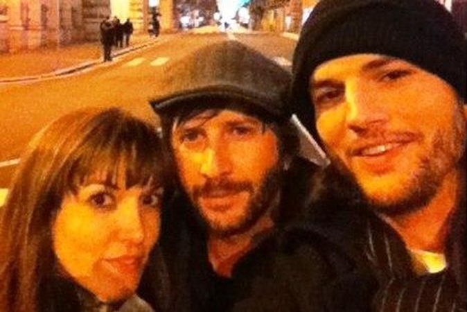 Ashtonas Kutcheris Kalėdas praleido Italijoje su nauja mergina