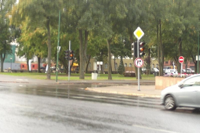 „Gatvių apšvietimas“ išjungė šviesoforą ties Biržos tiltu  