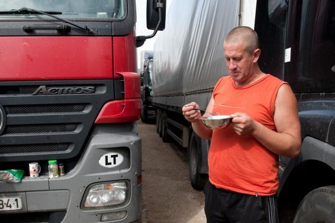 Estai daugiau eksportavo, mažiau importavo