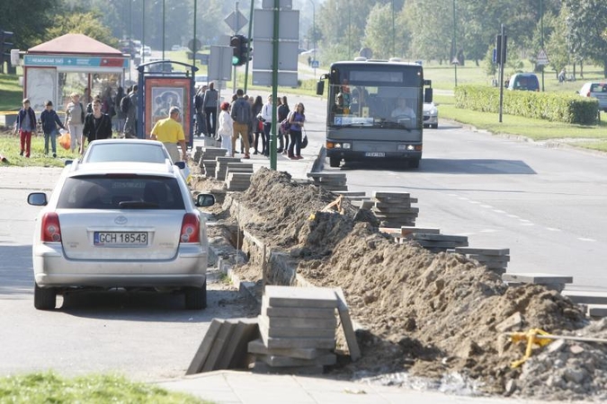 Statybininkų prospekte keičiama elektros linija