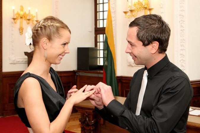 Antrąsias vestuves A.Dautartas šventė lovoje 