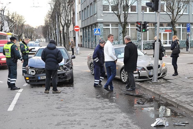 Per savaitę keliuose žuvo penki žmonės, dar beveik šimtas sužeisti
