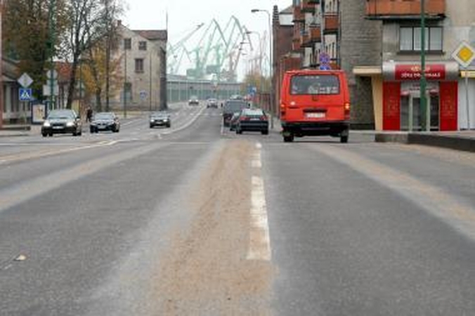 Klaipėdos kelininkai pradėjo barstyti tiltus