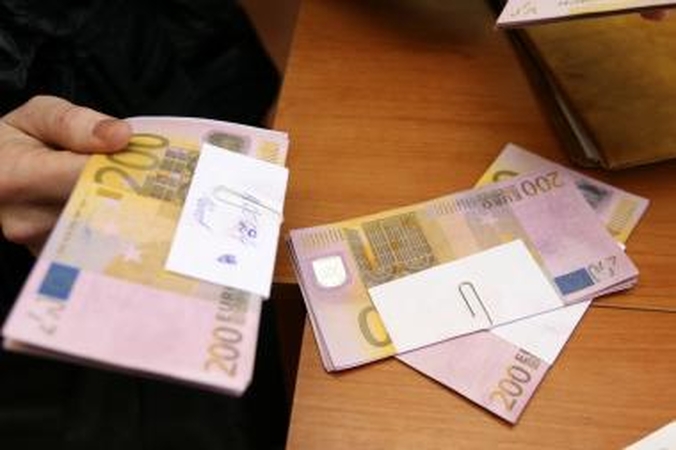 Už „mersedesą“ sumokėjo padirbtais eurais
