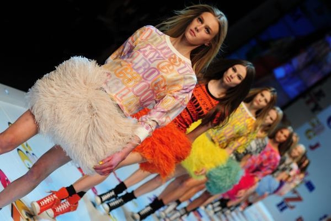 Milano mados savaitė: „Dolce&Gabbana“ dryžuotos suknelės ir sportiniai batai