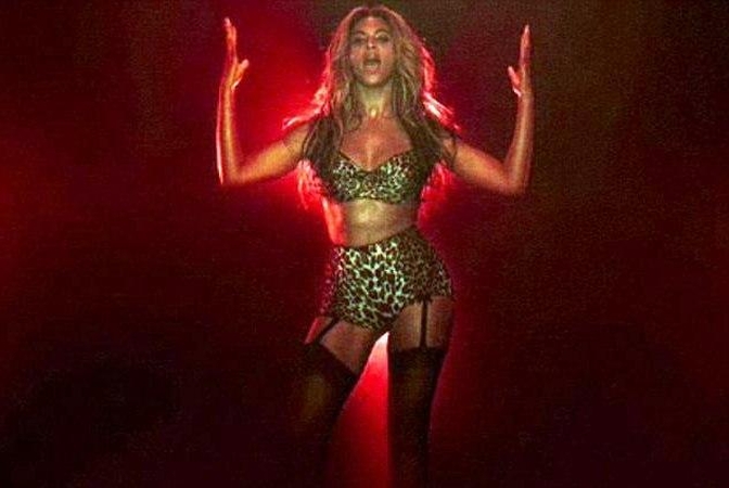 Beyonce naujame klipe – tigriniai apatiniai bei ašaros
