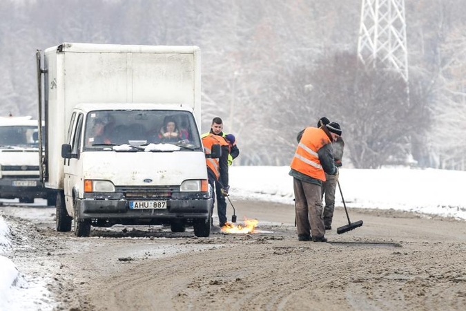 Aplaidumas ar išlaidumas? Kaune gatvės asfaltuojamos ir sningant