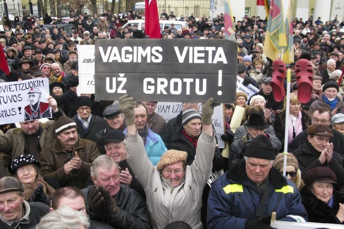 Prie prezidentūros aidėjo: „Neleiskime žaginti tėvynės“