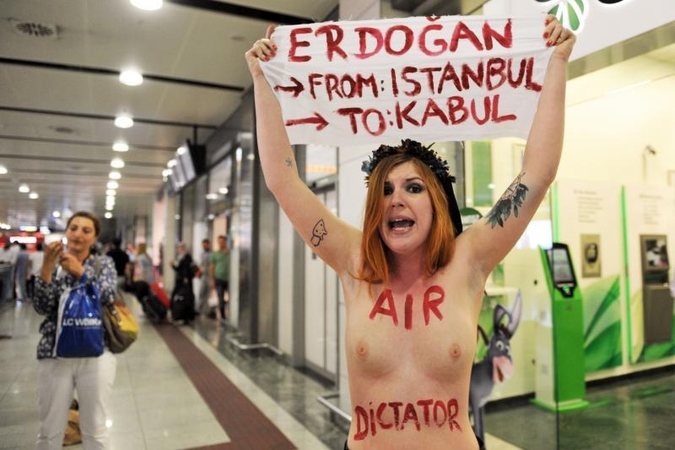 Pusnuogė „Femen“ aktyvistė smerkė Turkijos premjero konservatyvumą