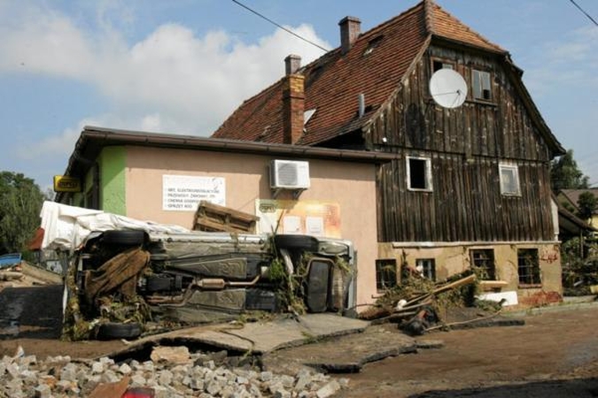 Lenkijoje mikroautobusui susidūrus su sunkvežimiu žuvo šeši žmonės